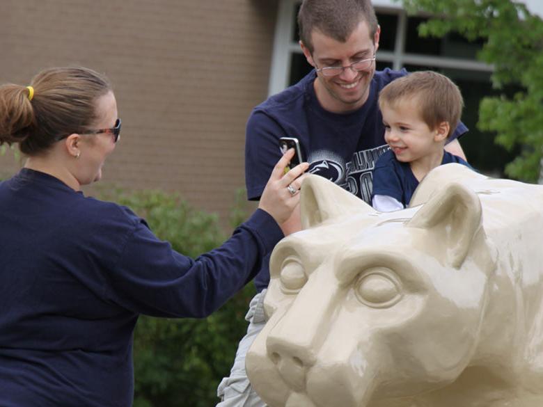 宾州州立大学的一个家庭在狮子神殿里玩耍